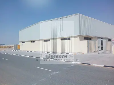 مستودع مميز في الصجعة 5000 قدم مربع | طاقة 18 كيلوواط | مكتب ميزانين