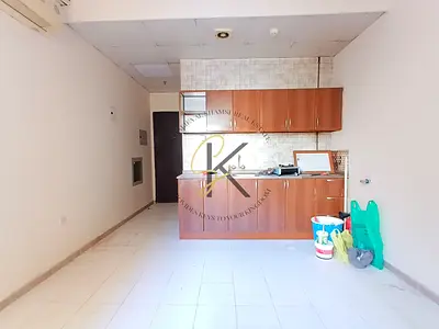 Lavish studio available in muwaliah Near by school area full of family for contact Babar