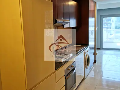 استوديو مطل على المسبح والمدينة | الوصول إلى الشرفة | JVC Villa Pera