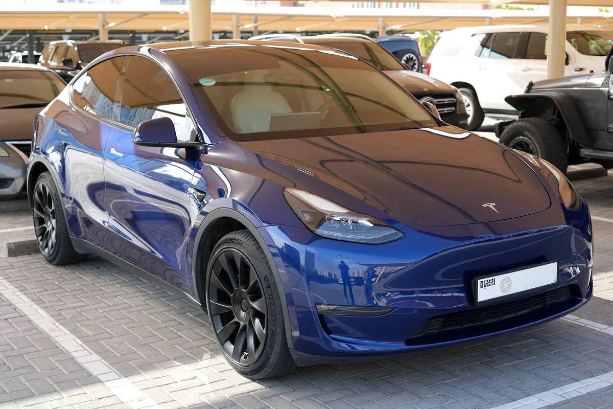 Tesla Model Y 2023 — photo 1 of 9