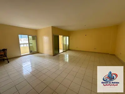 أجمل وأكبر مساحة شقة ثلاث غرف وصالة في الشارقة، مع 3 بلكونات بإطلالة على شارع الملك فيصل .