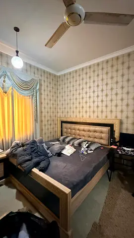 6-Piece Elegant Bedroom Set - Modern Design - Excellent Condition