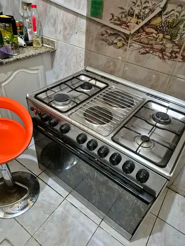 Stainless Steel Gas Cooker with Oven - 4 Burners and 2 Hot plates in good condition