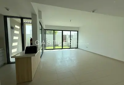 Modern 4BR Townhouse| Private Garden| Pet-Friendly