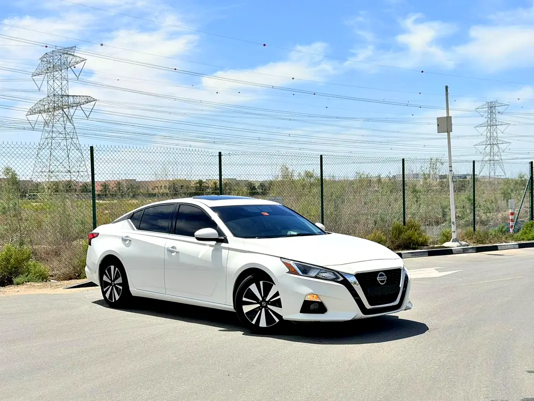Nissan Altima 2021 — photo 1 of 15