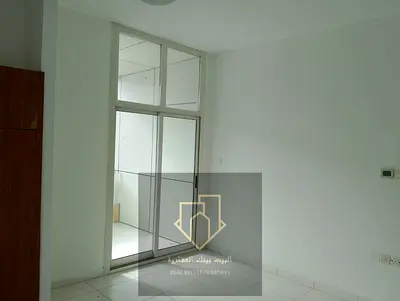 فرصة ذهبية للسكن العائلي في واحدة من أكثر المناطق حيوية وطلباً في عجمان، داخل بناية نظيفة وهادئة مخصصة للعائلات فقط، توفر لك بيئة سكن مريحة وآمنة وقري