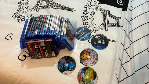 Mixed collection of PlayStation and Wii game discs with cases - used with limited edition game 19 cd