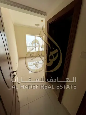 متاح للإيجار شقق 3 غرف وصالة في منطقة التعاون بالشارقة داخل برج سكني، بموقع مميز قريب من جميع الخدمات مع سهولة الوصول إلى دبي.  الشقق مناسبة للعائلات