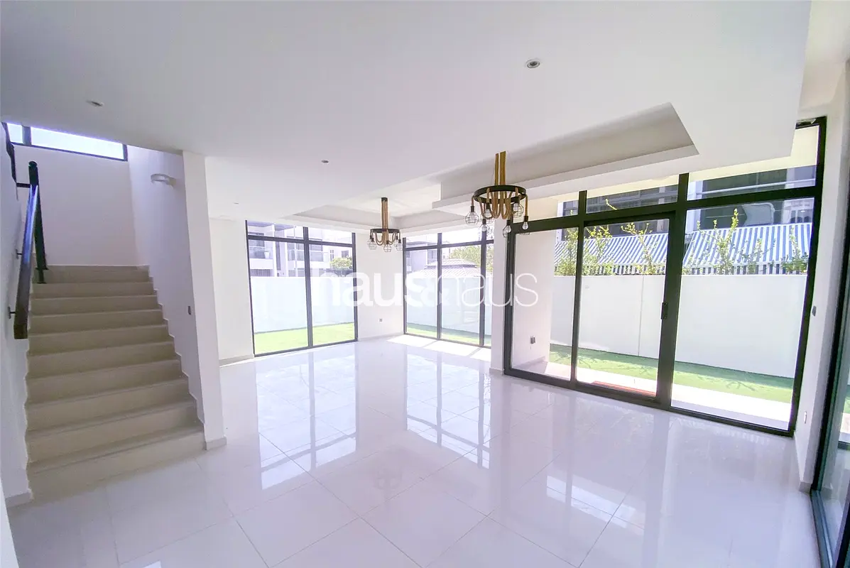 Vacant | Corner Unit | Spacious | Large Plot