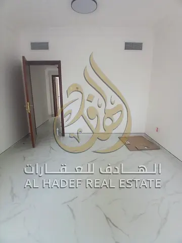 متاح للإيجار شقة غرفتين وصالة في القاسمية – المحطة بالشارقة، أول ساكن بتشطيبات حديثة وموقع حيوي قريب من جميع الخدمات الأساسية مثل الأسواق والمواصلات.