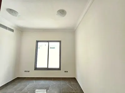 تفاصيل الفيلا: تتميز الفيلا بتصميم عصري ومساحات داخلية واسعة توفر راحة وخصوصية عالية