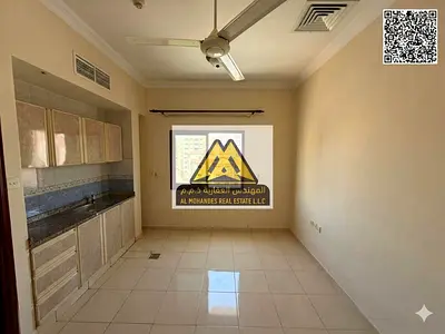 استديو عائلي مساحة مناسبة | مطبخ شبه منفصل | موقع مميز بالقرب من جامعة عجمان وخلف المرور