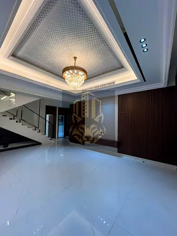 فيلا نيوكلاسيك مميزة بالحليو سنتر، تشطيب فاخر، واجهتين حجر، شارع وسكة، أرضي وأول وروف، 6 ماستر ومجلس وصالة وخادمة، مساحة 280م، بسعر 1.95م شامل  Englis