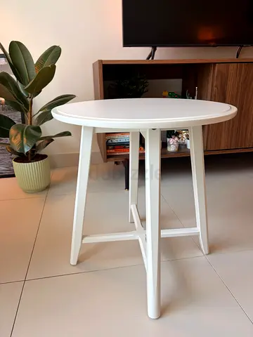 Round coffee table