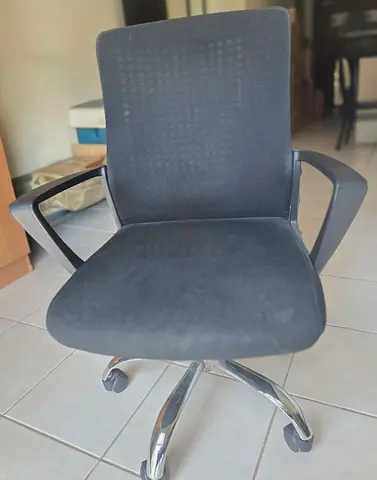 Black Rotating Office Desk Chair with Armrests, Height Adjustment and Wheels - Good Condition