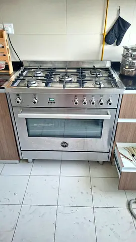 Bertazzoni 5 burner top gas oven electric same like new condition