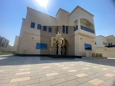 فيلا فاخرة في الحوشي بتصميم عصري راقٍ – 5 غرف نوم ماستر مع غرف ملابس – مصعد داخلي – تشطيبات فائقة الجودة – حديقة خاصة ومواقف متعددة – جاهزة للسكن.