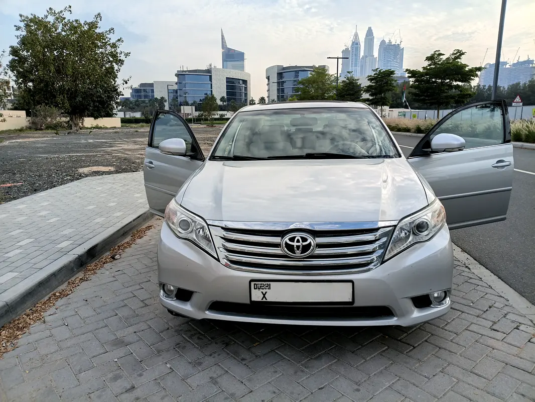 Toyota Avalon 2011 — photo 1 of 5