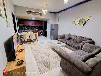 ✨🏠 شقة غرفة وصالة بإطلالة بحر مباشرة – التوليب | سكن فاخر يومي أو شهري ✨