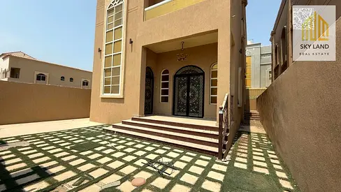 A magnificent villa, including water, electricity and air conditioning, consisting of 5 master bedrooms with built-in wardrobes and a roof terrace, is