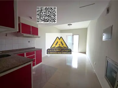 استوديو للإيجار السنوي في الحميدية عجمان، يتميز بمساحة كبيرة وبلكونة بإطلالة مفتوحة، مع باركن مجاني أسفل البناية وتكييف مركزي، في موقع هادئ وقريب من ج