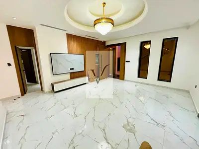 فيلا فاخرة للإيجار في الزاهية عجمان خمس غرف نوم بتشطيبات راقية وحديقة خاصة وتكييف مركزي وموقع مميز مناسبة للعائلات مع إمكانية الدفع المرن