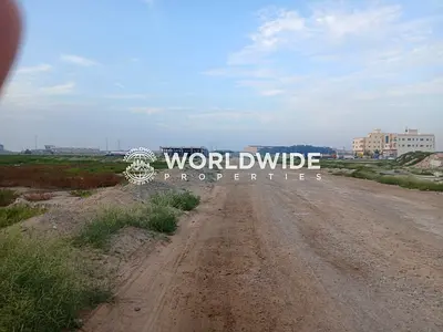 قطعة أرض تجارية وسكنية بمساحة 6720 قدم مربع للبيع في الجرف 2 | طابق أرضي + طابقين | استثمار مميز
