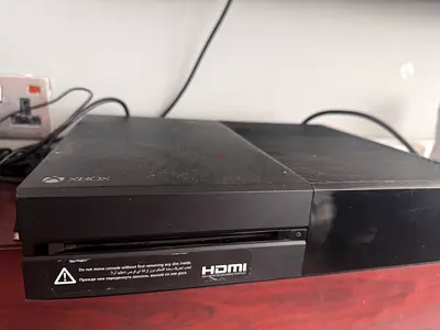 Xbox One in good condition with:
Xbox One console
2 controllers
Dual controller charger

Games:
Gear