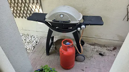 GAS BBQ GRILL with full gas tank
