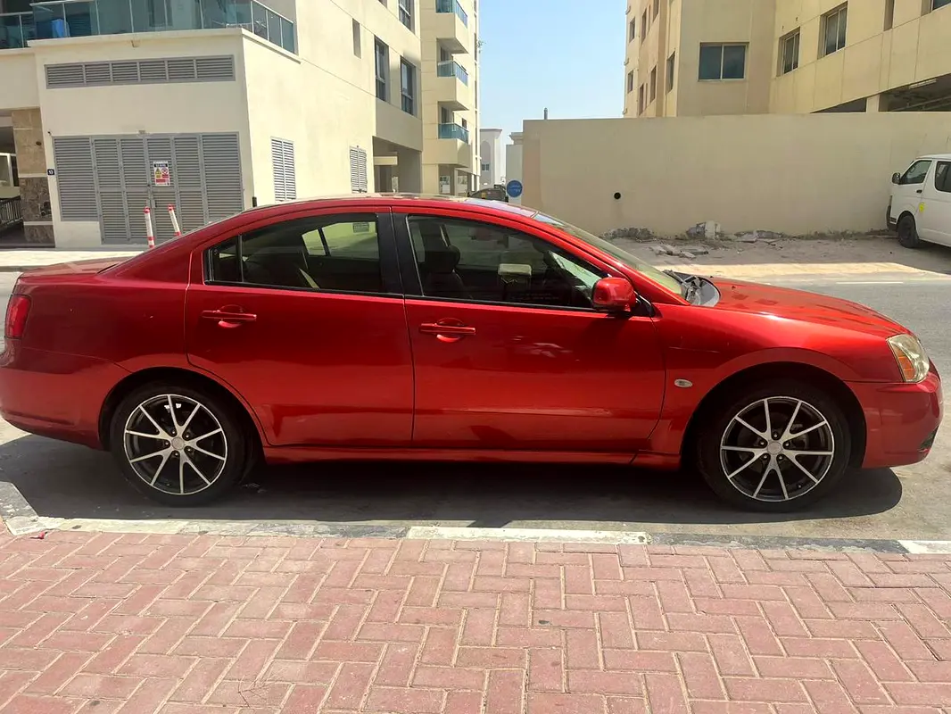 Mitsubishi Galant 2011 — photo 1 of 5