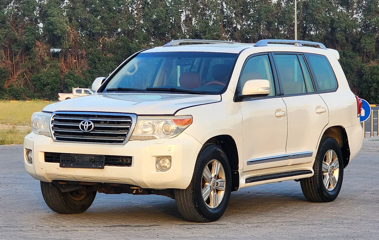 Toyota Land Cruiser 2015 — photo 1 of 17
