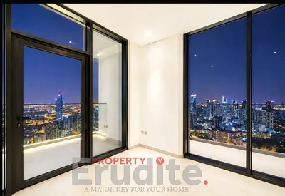 غرفة نوم واحدة في الطابق العلوي | تخطيط الزاوية | إطلالة على وسط المدينة والمسبح