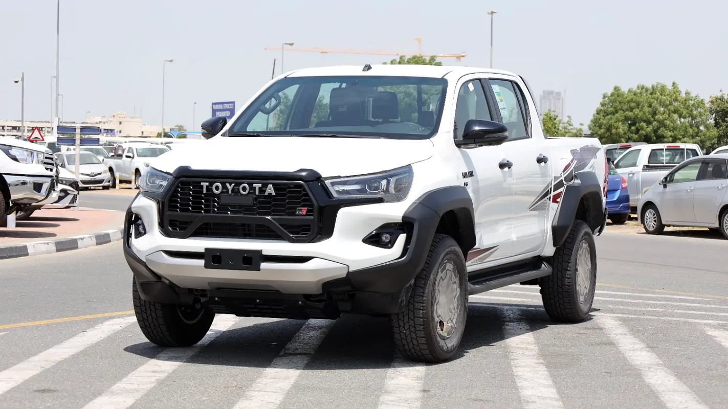 Toyota Hilux 2026 — photo 1 of 19