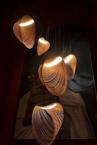 Modern Sculptural Pendant Light Cluster — Wooden Ribbon Design (Set of 5)