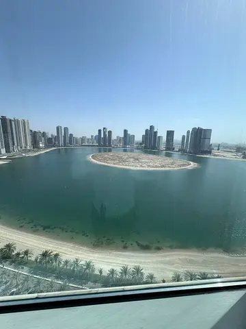 ارقي ثلاث غرف وصالة مع غرفة خادمة للإيجار السنوي في الشارقة منطقة الخان | التكييف مجانى | 4 حمام | خزاين حائط | باركن _ جيم _ مسبح | تسهيلات في الدفع.