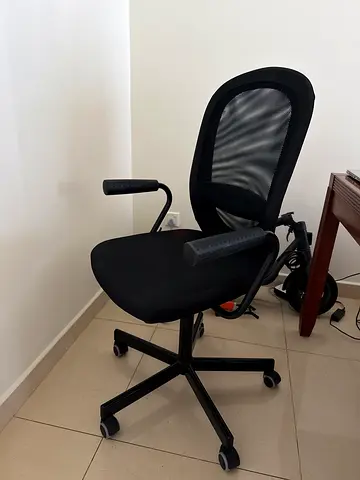 Black Mesh Office Chair with Armrests and Casters - Good Condition