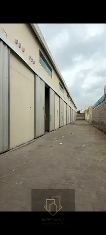 فرصة استثمارية قوية داخل قلب المنطقة الصناعية في عجمان، موقع استراتيجي يتميز بالنشاط التجاري والصناعي المستمر، وسهولة الوصول إلى الطرق الرئيسية ومخارج