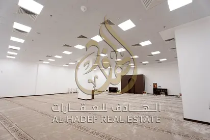فرصة فاخرة للإيجار في الشارقة، شقة 3 غرف ماستر مع غرفة خادمة وصالة واسعة وبلكونة كبيرة بإطلالة بحرية، مساحات ضخمة و2 باركن مجاني، مجتمع راقٍ بخدمات مت