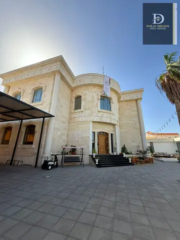 للبيع فى الشارقة في الرمثاء  فيلا فاخرة  – تصميم راقٍ ومساحة كبيرة * المساحة: 10,700 قدم مربع