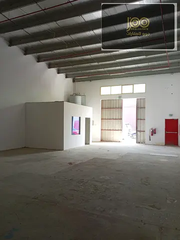 أكيد، هذه عناوين عربية احترافية تناسب إعلانك 👇  * 🔹 **مستودع للإيجار في الجرف الصناعية 1 – مساحة 2,100 قدم** * 🔹 **فرصة مميزة: مستودع صناعي في عجما