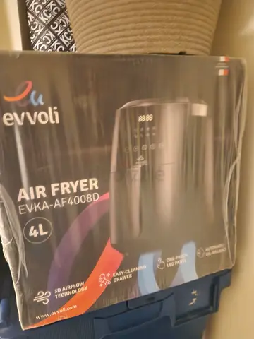 Italian brand Evvoli 4L Air Fryer (EVA-AF4008D) - New in Box