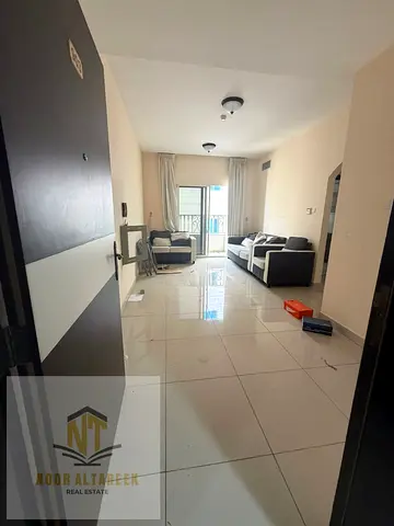 شقة مميزة للإيجار في منطقة التعاون، بتصميم عملي ومساحة مناسبة للعائلات، تتكون من غرفتين نوم وصالة واسعة، وحمامين، بالإضافة إلى مطبخ مجهز. الشقة تحتوي