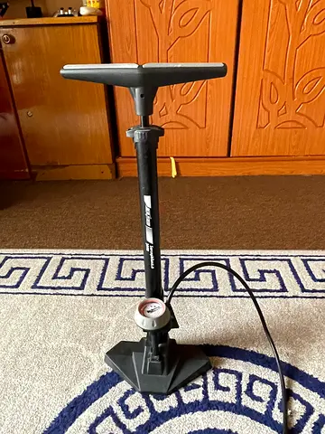 Sarcophilus 2.0 bicycle pump with meter