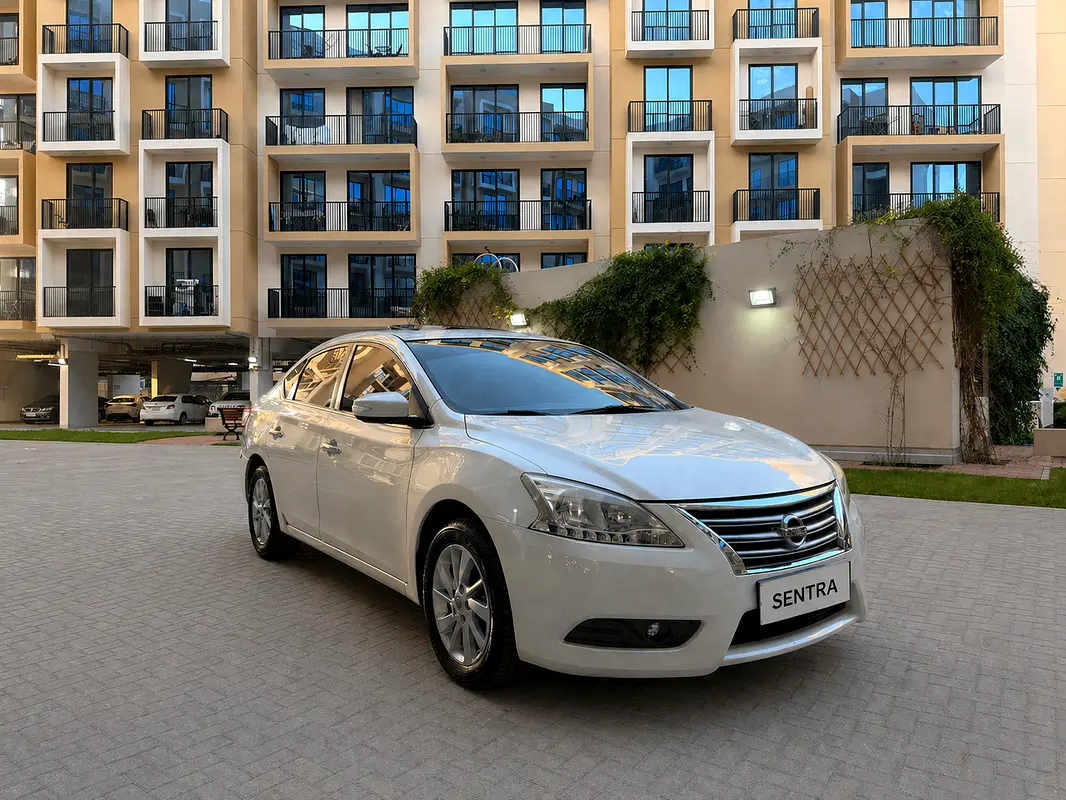 Nissan Sentra 2016 — photo 1 of 17