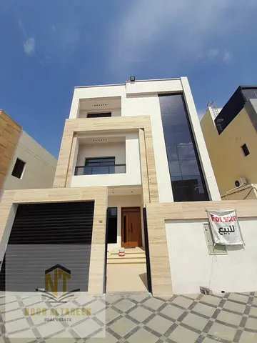 فيلا فاخرة للبيع في الياسمين – الميدان  فرصة مميزة لامتلاك فيلا عصرية بثلاثة طوابق مع روف، بتصميم أنيق ومساحات واسعة مناسبة للعائلات.  تفاصيل العقار: