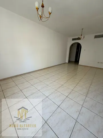 شقة للإيجار في منطقة القاسمية (الند) تتميز بمساحة واسعة وتصميم عملي، تحتوي على غرفتين نوم، واحدة منهما ماستر مع حمام خاص، بالإضافة إلى حمام إضافي لتلب