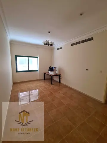 شقة مميزة للإيجار في منطقة القاسمية – المحطة، موقع حيوي وقريب من جميع الخدمات والمرافق الأساسية مثل الأسواق والمدارس ووسائل النقل. تتكون الشقة من غرفت