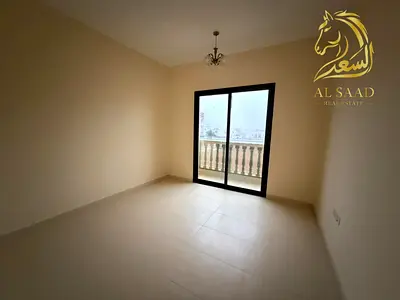 ✨فرصة مميزة للسكن في موقع استراتيجي بالقرب من شارع محمد بن زايد، شقة جديدة بالكامل بتشطيب راقٍ ومساحات واسعة