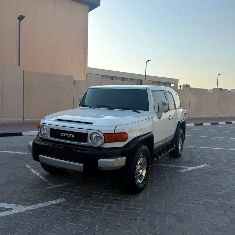 Toyota FJ Cruiser 2010 — photo 1 of 10