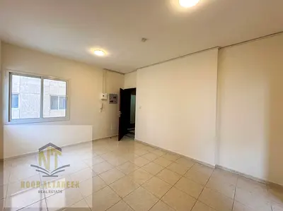 للايجار استوديو في المجرة بموقع مميز داخل بناية نظيفة ومخدومة، يوفر مساحة عملية ومناسبة للسكن المريح. يتميز الاستوديو بوجود مطبخ منفصل يمنح خصوصية أفض